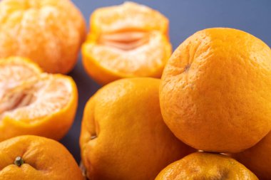 Güzel ve zarif mandalina, bambu süzgeçli, havadar mavi arka planda izole edilmiş, yeni modern Çin Yeni Yılı konsepti, yakın çekim, uzay kopyalama