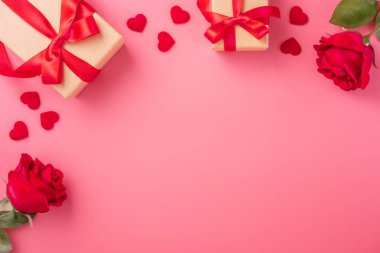 Kraft hediye kutusu içinde güzel kırmızı kurdele ve gül, Sevgililer Günü konsepti, yıldönümü, anneler günü ve doğum günü selamı, fotokopi alanı, üst manzara.