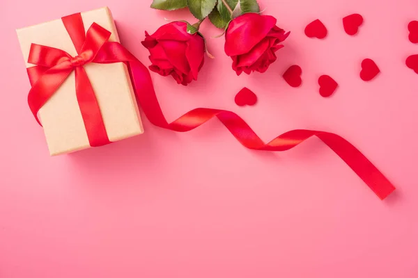 Kraftpapier Geschenkdoos Met Mooi Rood Lint Roos Valentijnsdag Verjaardag Moederdag — Stockfoto