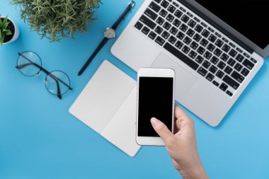 Ofis masası kavramını moda aksesuarlarına bağlayan sosyal ağ, akıllı telefon tutan bir kadınla minimum iç mekan, üst görünüm, düz mekan, taklit alanı