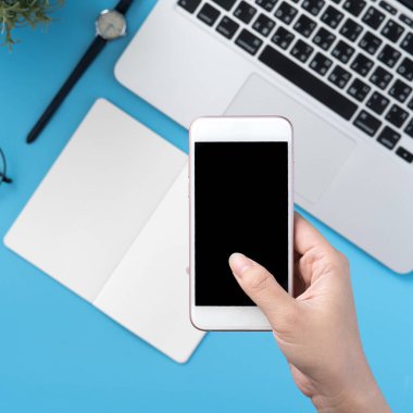 Ofis masası kavramını moda aksesuarlarına bağlayan sosyal ağ, akıllı telefon tutan bir kadınla minimum iç mekan, üst görünüm, düz mekan, taklit alanı