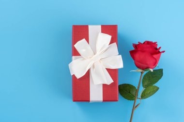 Beyaz kurdeleli kırmızı hediye kutusu, Sevgililer Günü konsepti, yıldönümü, anneler günü, doğum günü sürprizi hediyesi, fotokopi alanı, üst manzara.