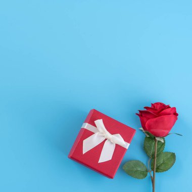 Beyaz kurdeleli kırmızı hediye kutusu, Sevgililer Günü konsepti, yıldönümü, anneler günü, doğum günü sürprizi hediyesi, fotokopi alanı, üst manzara.