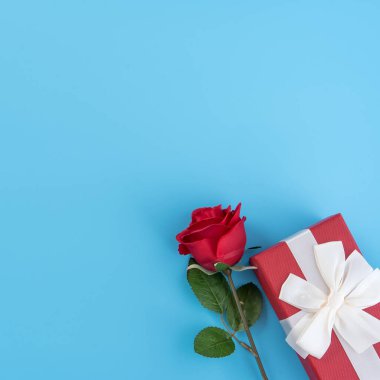 Beyaz kurdeleli kırmızı hediye kutusu, Sevgililer Günü konsepti, yıldönümü, anneler günü, doğum günü sürprizi hediyesi, fotokopi alanı, üst manzara.