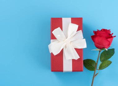 Beyaz kurdeleli kırmızı hediye kutusu, Sevgililer Günü konsepti, yıldönümü, anneler günü, doğum günü sürprizi hediyesi, fotokopi alanı, üst manzara.