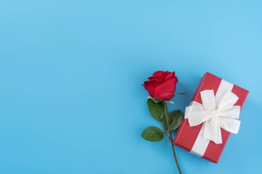 Beyaz kurdeleli kırmızı hediye kutusu, Sevgililer Günü konsepti, yıldönümü, anneler günü, doğum günü sürprizi hediyesi, fotokopi alanı, üst manzara.