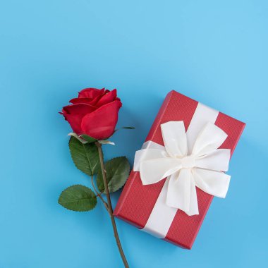 Beyaz kurdeleli kırmızı hediye kutusu, Sevgililer Günü konsepti, yıldönümü, anneler günü, doğum günü sürprizi hediyesi, fotokopi alanı, üst manzara.