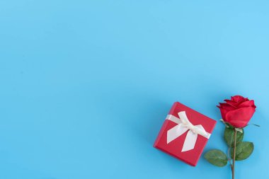 Beyaz kurdeleli kırmızı hediye kutusu, Sevgililer Günü konsepti, yıldönümü, anneler günü, doğum günü sürprizi hediyesi, fotokopi alanı, üst manzara.