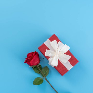 Beyaz kurdeleli kırmızı hediye kutusu, Sevgililer Günü konsepti, yıldönümü, anneler günü, doğum günü sürprizi hediyesi, fotokopi alanı, üst manzara.