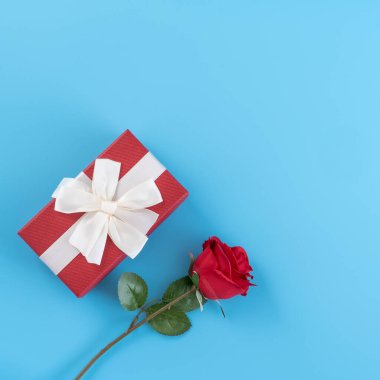 Beyaz kurdeleli kırmızı hediye kutusu, Sevgililer Günü konsepti, yıldönümü, anneler günü, doğum günü sürprizi hediyesi, fotokopi alanı, üst manzara.