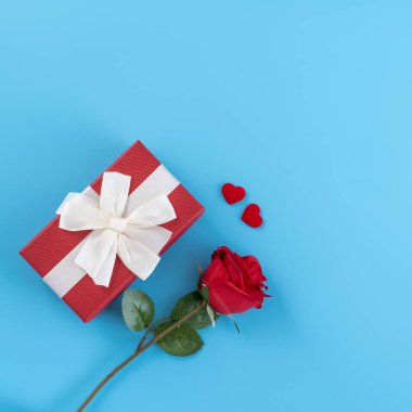 Beyaz kurdeleli kırmızı hediye kutusu, Sevgililer Günü konsepti, yıldönümü, anneler günü, doğum günü sürprizi hediyesi, fotokopi alanı, üst manzara.