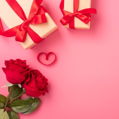 Sevgililer gününde hediye verme konsepti, Anneler günü ve doğum günü sürprizi pembe arka plan, fotokopi alanı, üst görünüm