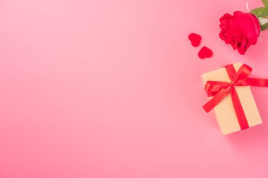 Sevgililer gününde hediye verme konsepti, Anneler günü ve doğum günü sürprizi pembe arka plan, fotokopi alanı, üst görünüm