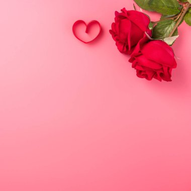 Sevgililer gününde hediye verme konsepti, Anneler günü ve doğum günü sürprizi pembe arka plan, fotokopi alanı, üst görünüm