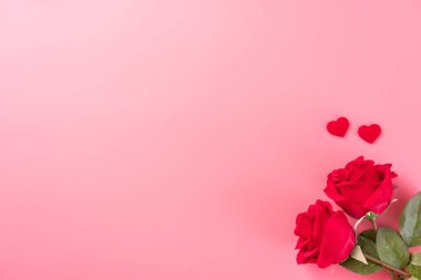 Sevgililer gününde hediye verme konsepti, Anneler günü ve doğum günü sürprizi pembe arka plan, fotokopi alanı, üst görünüm