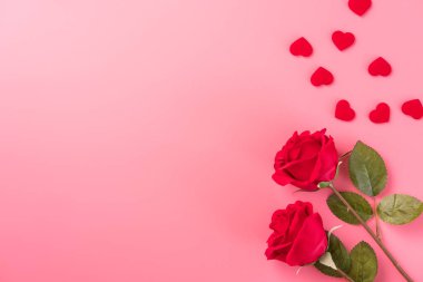 Sevgililer gününde hediye verme konsepti, Anneler günü ve doğum günü sürprizi pembe arka plan, fotokopi alanı, üst görünüm