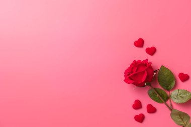 Sevgililer gününde hediye verme konsepti, Anneler günü ve doğum günü sürprizi pembe arka plan, fotokopi alanı, üst görünüm