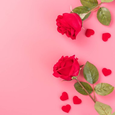 Sevgililer gününde hediye verme konsepti, Anneler günü ve doğum günü sürprizi pembe arka plan, fotokopi alanı, üst görünüm