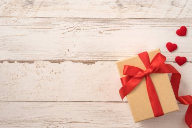 Sevgililer Günü için kırmızı kurdeleli Kraft hediye kutusunun üst görüntüsü.