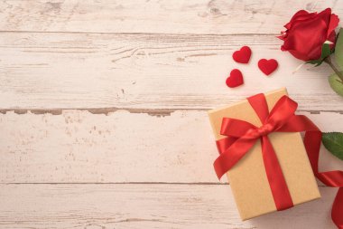 Sevgililer Günü için kırmızı kurdeleli Kraft hediye kutusunun üst görüntüsü.