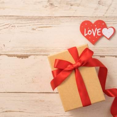 Sevgililer Günü için kırmızı kurdeleli Kraft hediye kutusunun üst görüntüsü.