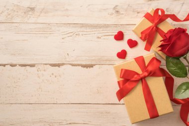 Sevgililer Günü için kırmızı kurdeleli Kraft hediye kutusunun üst görüntüsü.