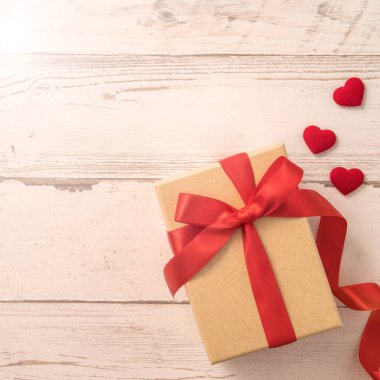 Kraft hediye kutusu, kırmızı kurdele, hediye konsepti ve sevgililer günü, yıldönümü, anneler günü ve doğum günü sürprizi, düz konum, üst manzara