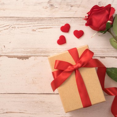 Kraft hediye kutusu, kırmızı kurdele, hediye konsepti ve sevgililer günü, yıldönümü, anneler günü ve doğum günü sürprizi, düz konum, üst manzara