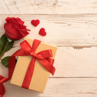 Kraft hediye kutusu, kırmızı kurdele, hediye konsepti ve sevgililer günü, yıldönümü, anneler günü ve doğum günü sürprizi, düz konum, üst manzara