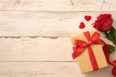 Kraft hediye kutusu, kırmızı kurdele, hediye konsepti ve sevgililer günü, yıldönümü, anneler günü ve doğum günü sürprizi, düz konum, üst manzara