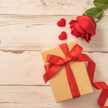 Kraft hediye kutusu, kırmızı kurdele, hediye konsepti ve sevgililer günü, yıldönümü, anneler günü ve doğum günü sürprizi, düz konum, üst manzara