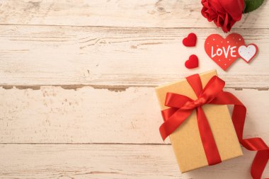 Kraft hediye kutusu, kırmızı kurdele, hediye konsepti ve sevgililer günü, yıldönümü, anneler günü ve doğum günü sürprizi, düz konum, üst manzara