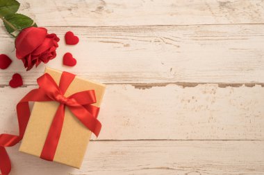 Kraft hediye kutusu, kırmızı kurdele, hediye konsepti ve sevgililer günü, yıldönümü, anneler günü ve doğum günü sürprizi, düz konum, üst manzara