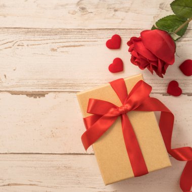 Kraft hediye kutusu, kırmızı kurdele, hediye konsepti ve sevgililer günü, yıldönümü, anneler günü ve doğum günü sürprizi, düz konum, üst manzara