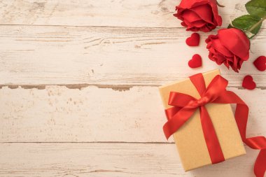 Kraft hediye kutusu, kırmızı kurdele, hediye konsepti ve sevgililer günü, yıldönümü, anneler günü ve doğum günü sürprizi, düz konum, üst manzara