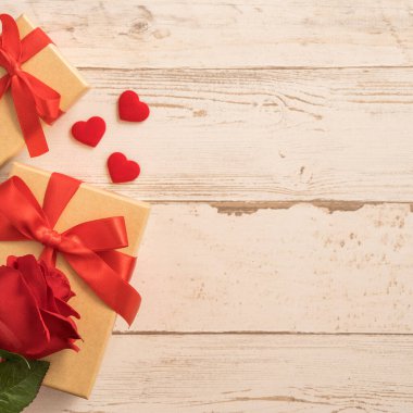 Kraft hediye kutusu, kırmızı kurdele, hediye konsepti ve sevgililer günü, yıldönümü, anneler günü ve doğum günü sürprizi, düz konum, üst manzara