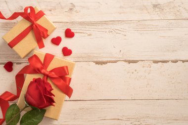 Kraft hediye kutusu, kırmızı kurdele, hediye konsepti ve sevgililer günü, yıldönümü, anneler günü ve doğum günü sürprizi, düz konum, üst manzara