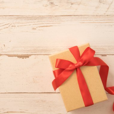 Sevgililer Günü için kırmızı kurdeleli Kraft hediye kutusunun üst görüntüsü.