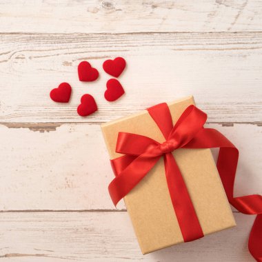 Kraft hediye kutusu, kırmızı kurdele, hediye konsepti ve sevgililer günü, yıldönümü, anneler günü ve doğum günü sürprizi, düz konum, üst manzara