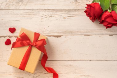 Kraft hediye kutusu, kırmızı kurdele, hediye konsepti ve sevgililer günü, yıldönümü, anneler günü ve doğum günü sürprizi, düz konum, üst manzara