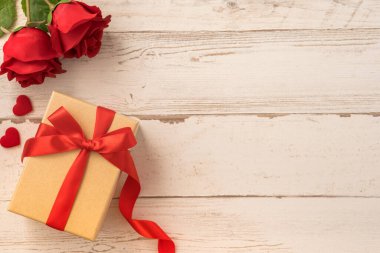 Kraft hediye kutusu, kırmızı kurdele, hediye konsepti ve sevgililer günü, yıldönümü, anneler günü ve doğum günü sürprizi, düz konum, üst manzara