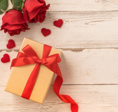 Kraft hediye kutusu, kırmızı kurdele, hediye konsepti ve sevgililer günü, yıldönümü, anneler günü ve doğum günü sürprizi, düz konum, üst manzara