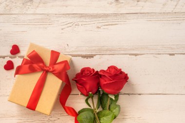 Kraft hediye kutusu, kırmızı kurdele, hediye konsepti ve sevgililer günü, yıldönümü, anneler günü ve doğum günü sürprizi, düz konum, üst manzara