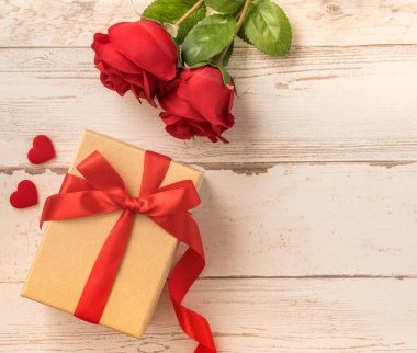 Kraft hediye kutusu, kırmızı kurdele, hediye konsepti ve sevgililer günü, yıldönümü, anneler günü ve doğum günü sürprizi, düz konum, üst manzara