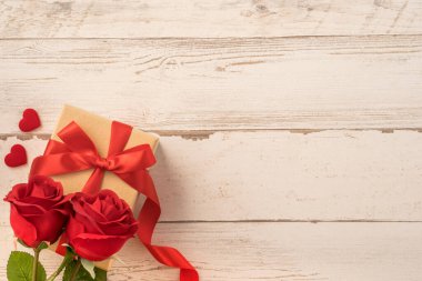 Kraft hediye kutusu, kırmızı kurdele, hediye konsepti ve sevgililer günü, yıldönümü, anneler günü ve doğum günü sürprizi, düz konum, üst manzara