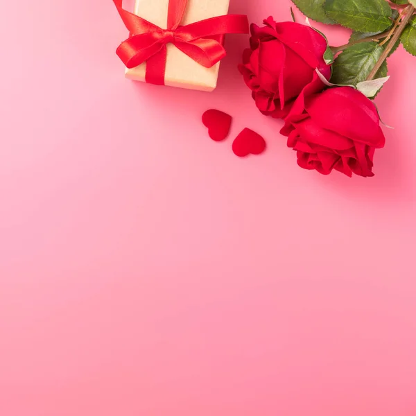 Bovenaanzicht Van Rozen Met Hart Als Geschenk Voor Valentijnsdag Begroeting — Stockfoto
