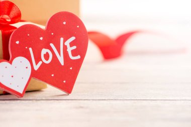 Sevgililer günü konsepti, yıldönümü, düğün kutlaması, kalp şekilleri beyaz tahta bir bankta, bokeh arkaplan, kapat