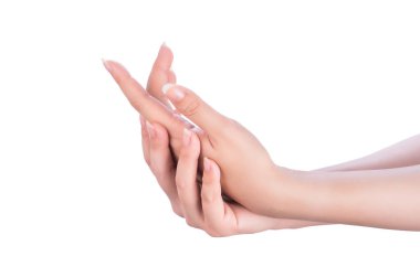 Güzel ve zarif kadın elleri beyaz arka planda izole edilmiş, nemlendirici krem ve vücut bakımı konsepti, yakın plan.