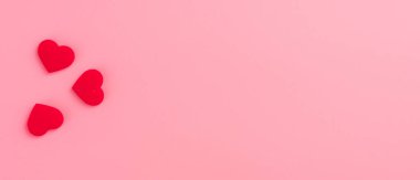 Hediye ve kutlama kavramı veren Sevgililer günü, yıldönümü, anneler günü ve doğum günü sürpriz pembe bir arka plan, boşaltmak, TOPVIEW