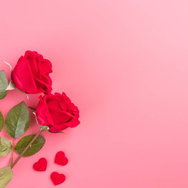 Hediye ve kutlama kavramı veren Sevgililer günü, yıldönümü, anneler günü ve doğum günü sürpriz pembe bir arka plan, boşaltmak, TOPVIEW